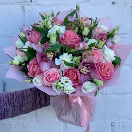 Букет из розовых роз и орхидей "Нежность" - доставка в Камень-на-Оби